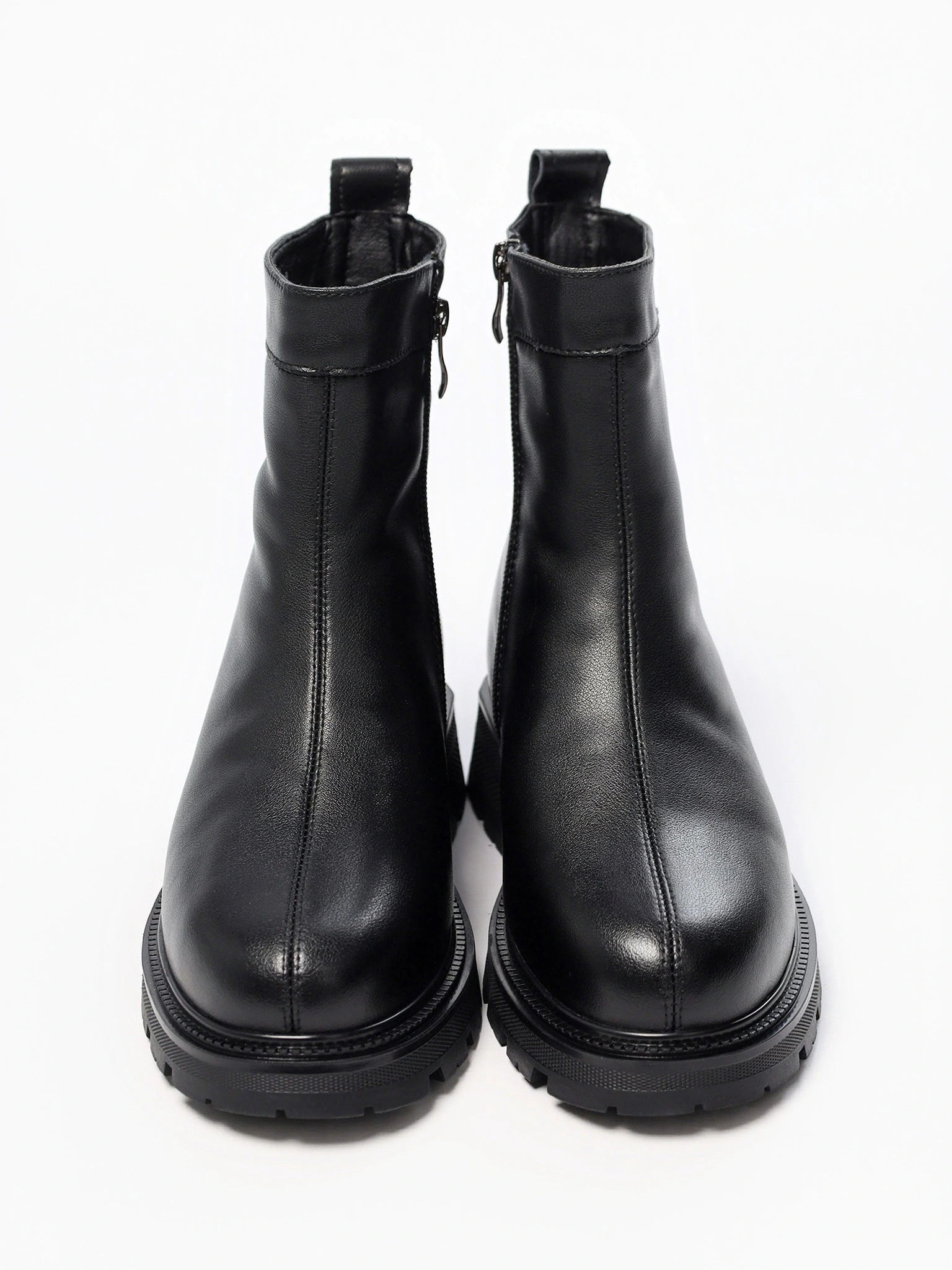 Ботинки черного цвета с декоративной молнией сзади